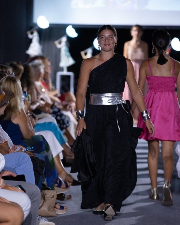 Sfilata di Moda a Bordo Piscina 12 luglio 2022 ph militello