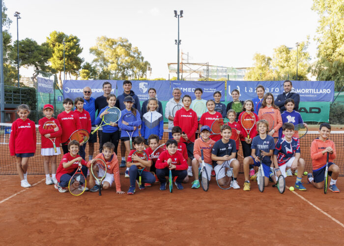 Gli allievi della Sat con le giocatrici della squadra di A1 femminile e non solo: sabato 16 novembre 2024