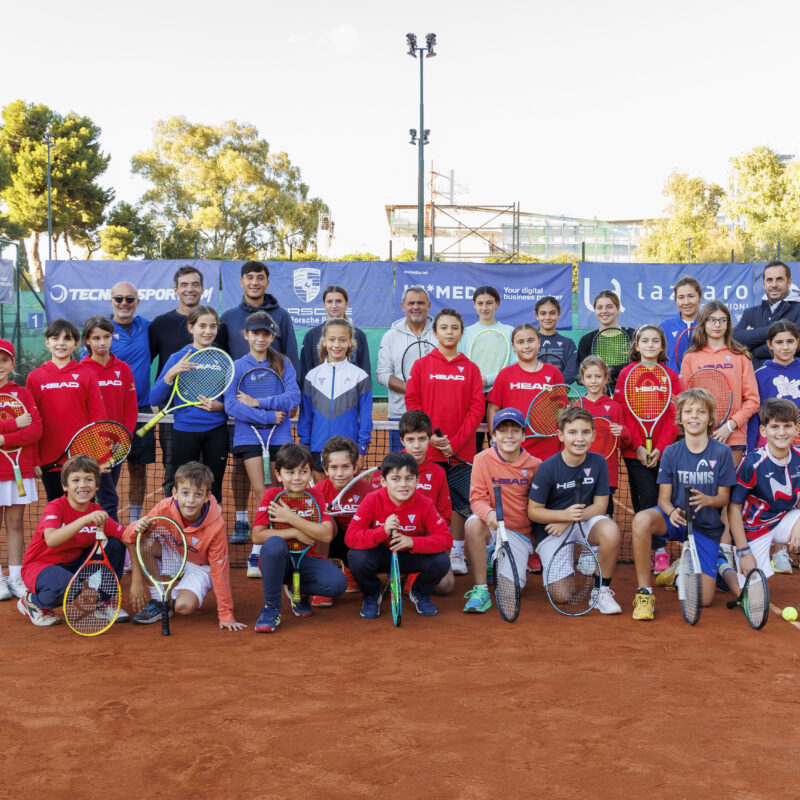 Gli allievi della Sat con le giocatrici della squadra di A1 femminile e non solo: sabato 16 novembre 2024