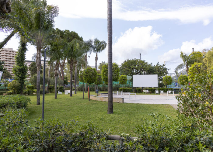 Proiezione film su maxi schermo alla rotonda