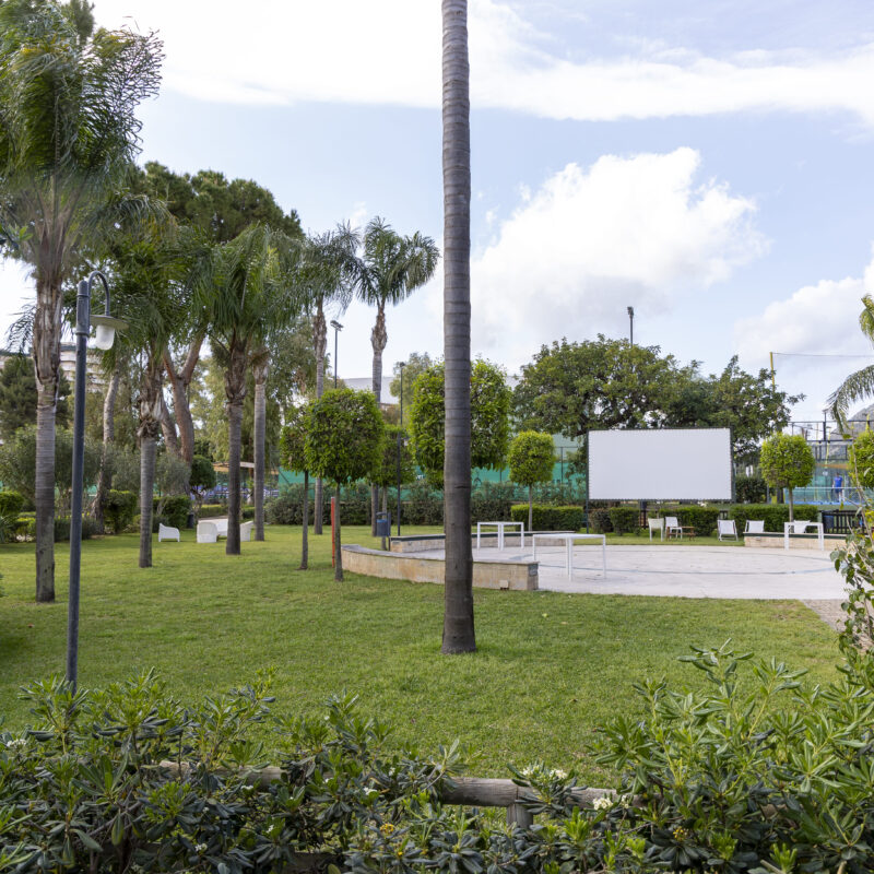 Proiezione film su maxi schermo alla rotonda