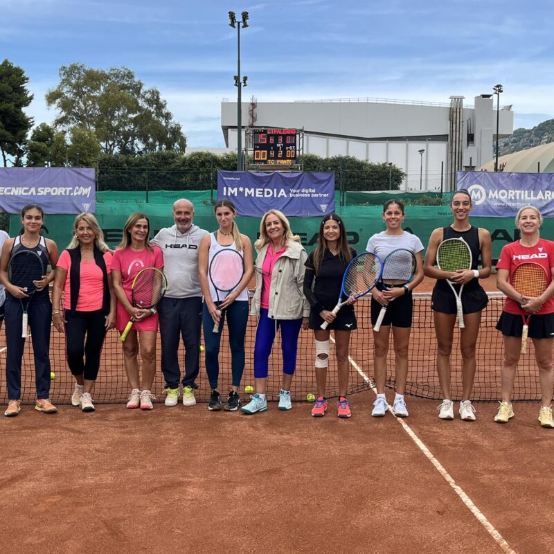 Le giocatrici della serie A1 in campo con le socie del Circolo